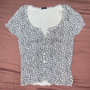 Brandy Melville • black and white floral crop top